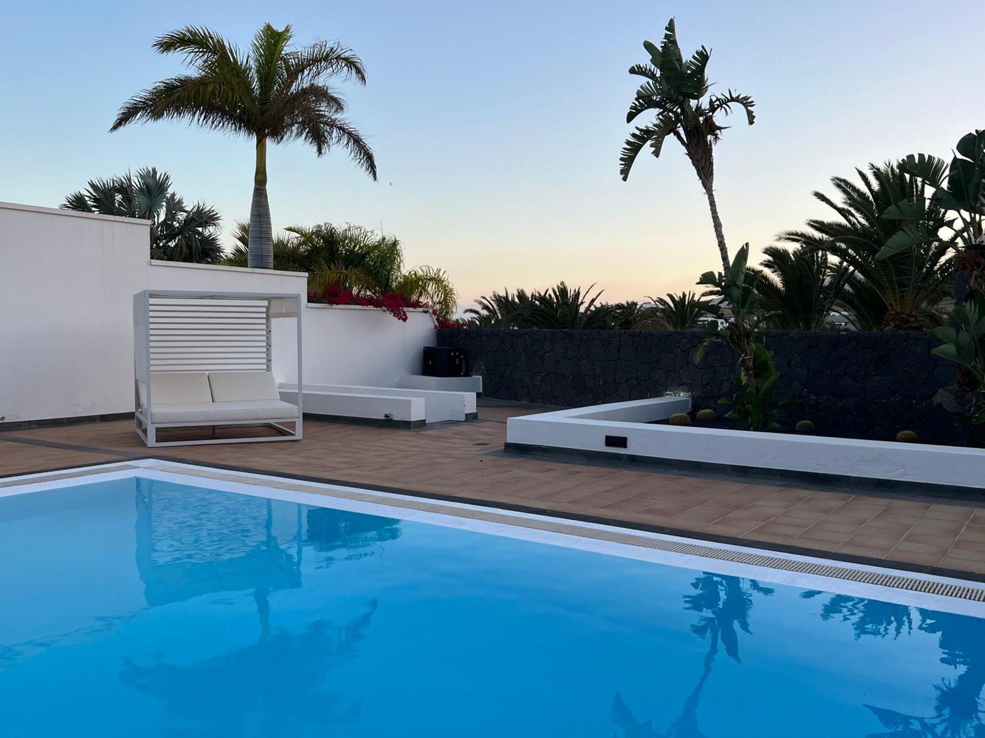 Villa Dedalos - A Luxury Large Villa With A Heated Pool In Пуерто-Калеро Екстер'єр фото