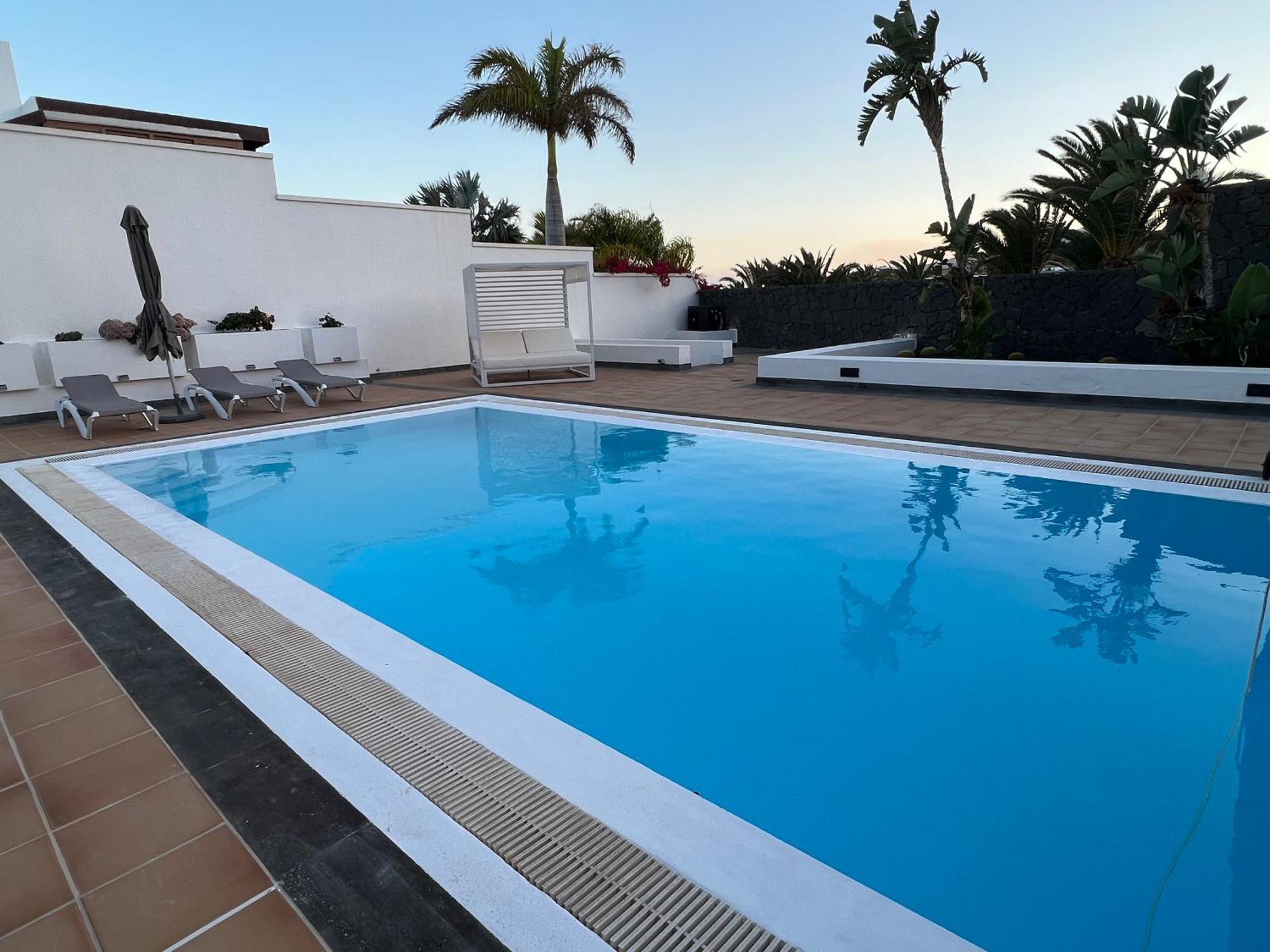 Villa Dedalos - A Luxury Large Villa With A Heated Pool In Пуерто-Калеро Екстер'єр фото