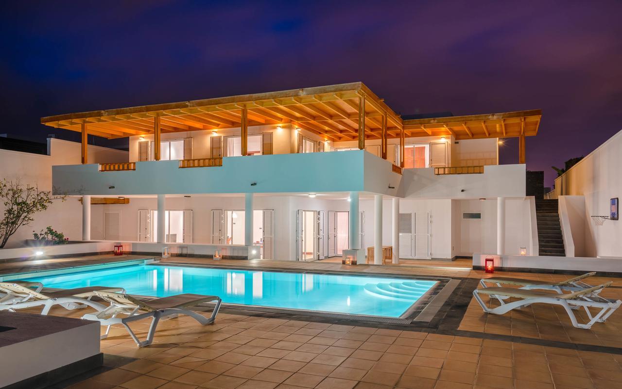 Villa Dedalos - A Luxury Large Villa With A Heated Pool In Пуерто-Калеро Екстер'єр фото