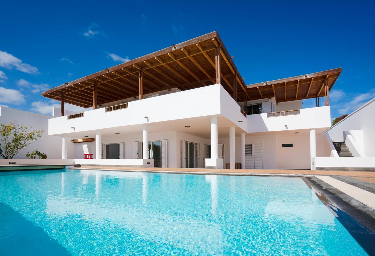 Villa Dedalos - A Luxury Large Villa With A Heated Pool In Пуерто-Калеро Екстер'єр фото